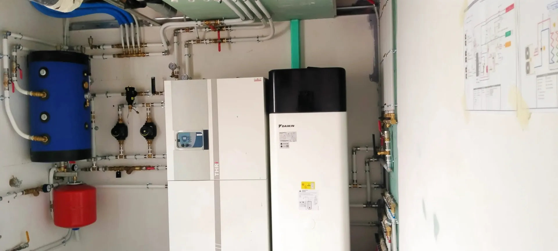 Local technique de chauffage avec ballon, équipement Daikin et raccordements hydrauliques