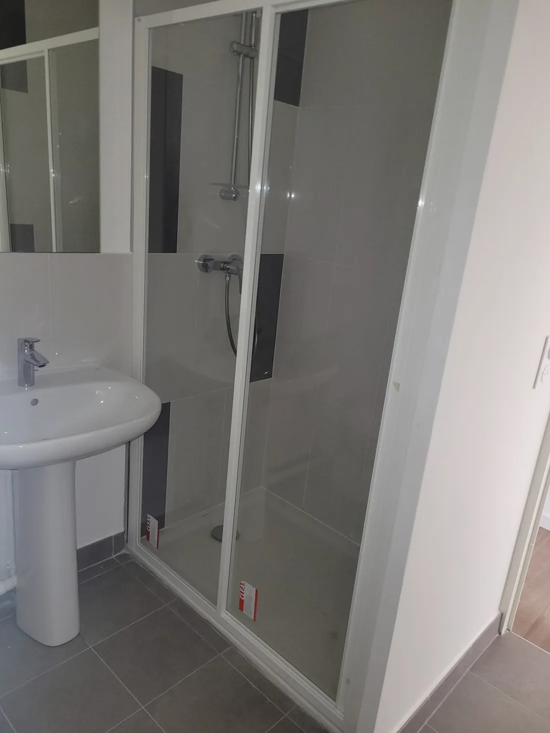 Douche et lavabo installés par THERAVEA